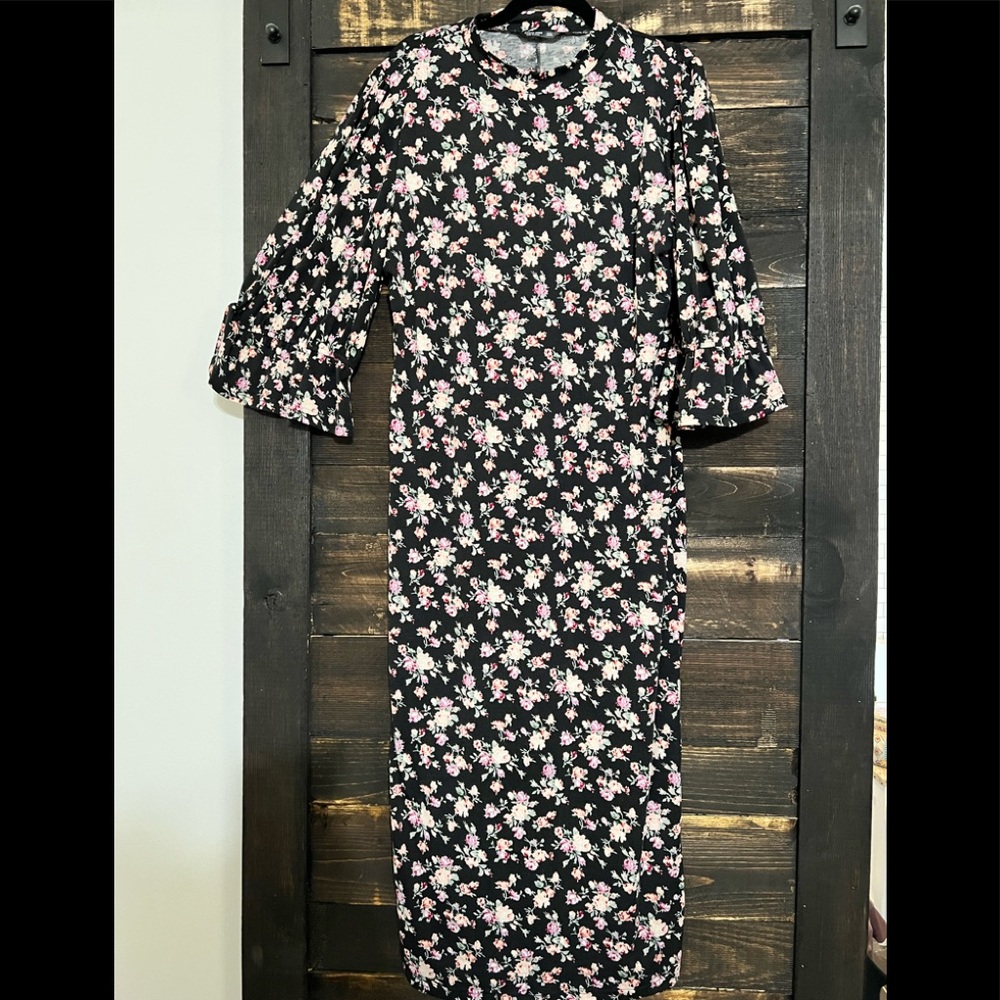 • Black Floral Midi Dress •